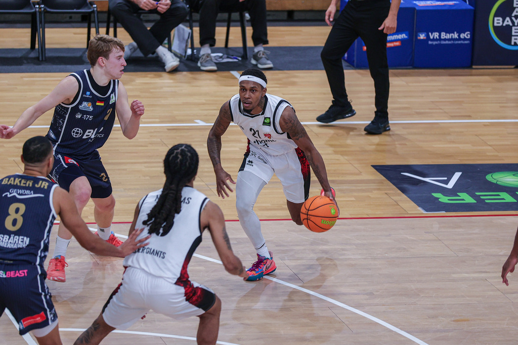 Pro A BAYER GIANTS vs Eisbären Bremerhaven-86 | Fotos von Basketballspielen aus dem Raum NRW fotografiert von Gero Mueller-Laschet und Daniel Schaefer - Realisiert mit Pictrs.com