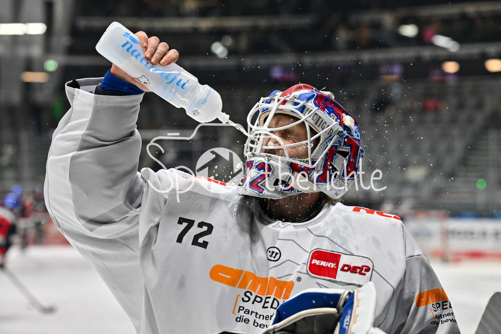Augsburger Panther - Nürnberg Ice Tigers | Leon HUNGERECKER (Nürnberg Ice Tigers #72) nimmt einen kraeftigen Schluck beim warmup / Freisteller / Einzelfoto / DEL: Augsburger Panther - Nuernberg Ice Tigers, Curt Frenzel Stadion am 03.01.2025