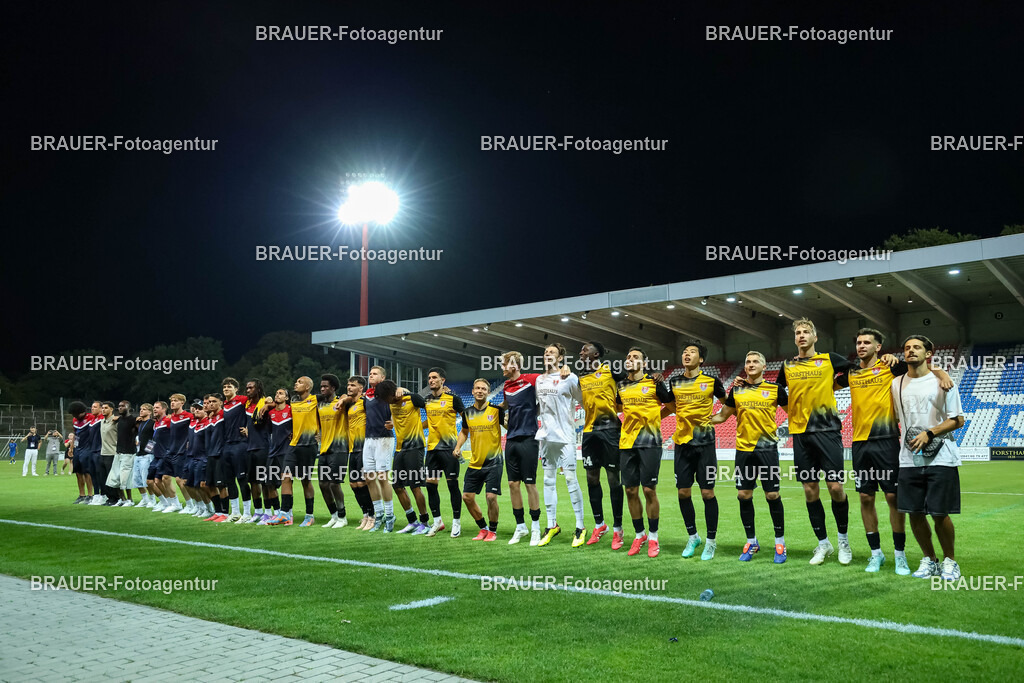 SB_KFCBAU_20250815_6316.JPG -  - KFC Uerdingen - SF Baumberg - Oberliga Niederrhein | Krefeld, Deutschland, 15.08.25: Spieler von KFC Uerdingen feiern mit den Fans während des Oberliga Niederrhein Spiels zwischen KFC Uerdingen - SF Baumberg in der Grotenburg Stadion am 15. August 2025 in Krefeld, Deutschland. (Foto von Stefan Brauer/Brauer-Fotoagentur)