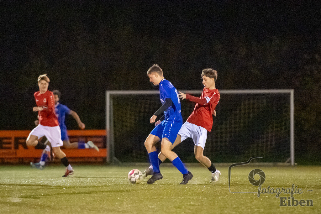 FC Rastede-JSG RW/Kickers Emden 2 | A-Jugend Bezirksliga; FC Rastede (blau)-JSG RW/Kickers Emden 2 (rot) am 15.11.2024; in Rastede (Sportanlage Köttersweg), Photo: Philip Eiben 2024 - Realisiert mit Pictrs.com