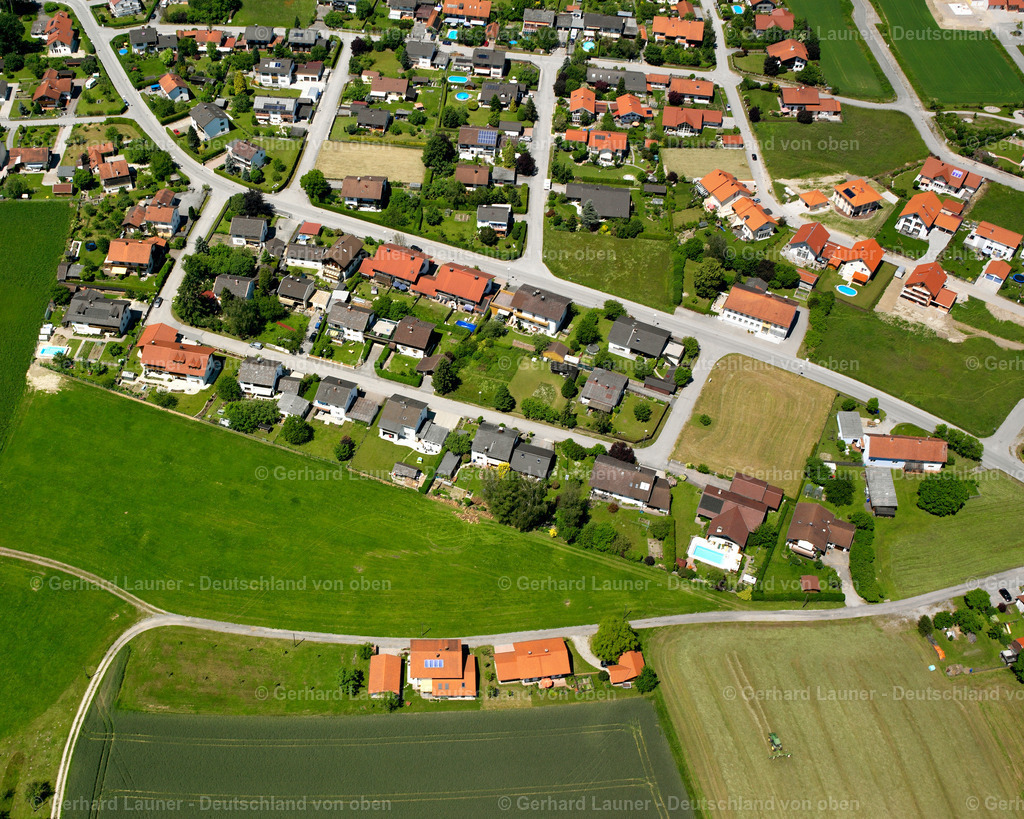 2600626 | ALZGERN 09.06.2006 Wohngebiet einer Einfamilienhaus- Siedlung  in Alzgern im Bundesland Bayern, Deutschland // Single-family residential area of settlement  in Alzgern in the state Bavaria, Germany Foto: Gerhard Launer
