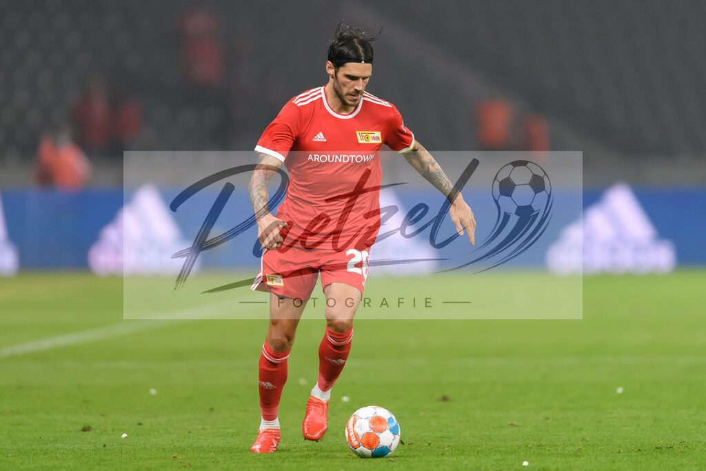 FCUKUO20210826_167 | Fussball, Herren: Christopher Trimmel (1.FC Union Berlin) in Aktion, am Ball, Einzelaktion beim Spiel der UEFA Conference League zwischen 1. FC Union Berlin und Kuopion PS im Olympiastadion am 26.08.2021 in Berlin, Deutschland. - Realisiert mit Pictrs.com