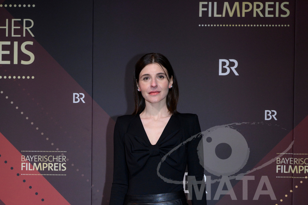 _DWI5289 | Eva Bay bei der Verleihung des 47. Bayerischen Filmpreises 2026  im Prinzregententheater. München, Deutschland. Der Bayerische Filmpreis wird seit 1979 von der Bayerischen Staatsregierung verliehen, um die Bedeutung des Kinofilms als Kulturgut herauszustellen - Realisiert mit Pictrs.com