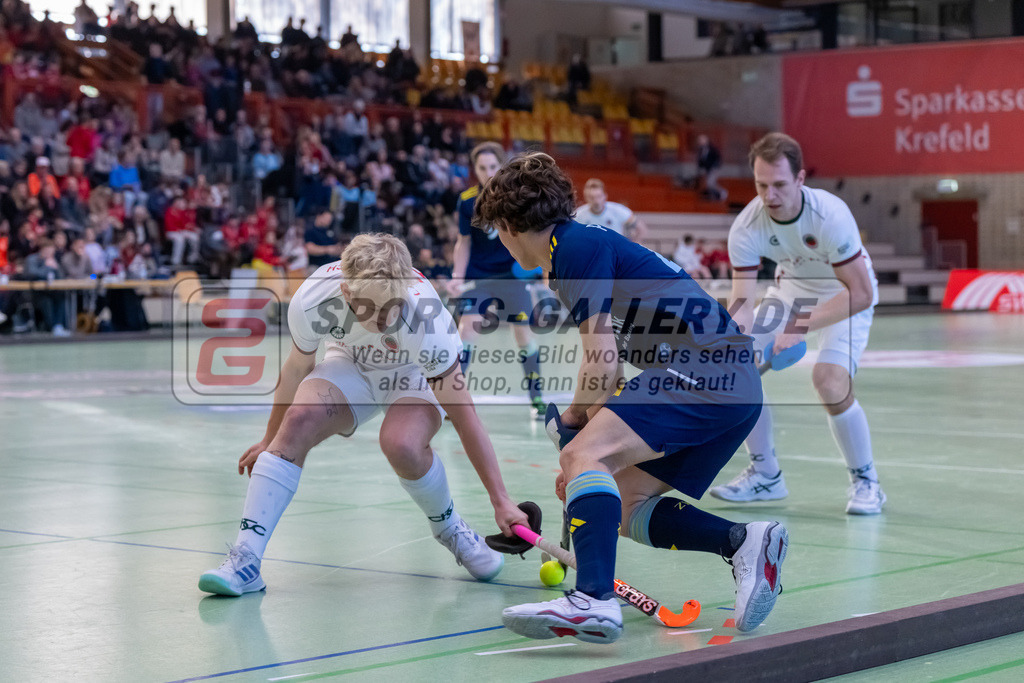 HK_20250118_101730 | 1/4 Finale 1. Bundesliga Halle Herren Crefelder HTC - Zehlendorfer Wespen am 18.1.2025 Halle Glockenspitz, Krefeld , LangHeinrich Finn ( Crefelder HTC #22 ) , Aaron Posdziech ( Zehlendorfer Wespen #44 )