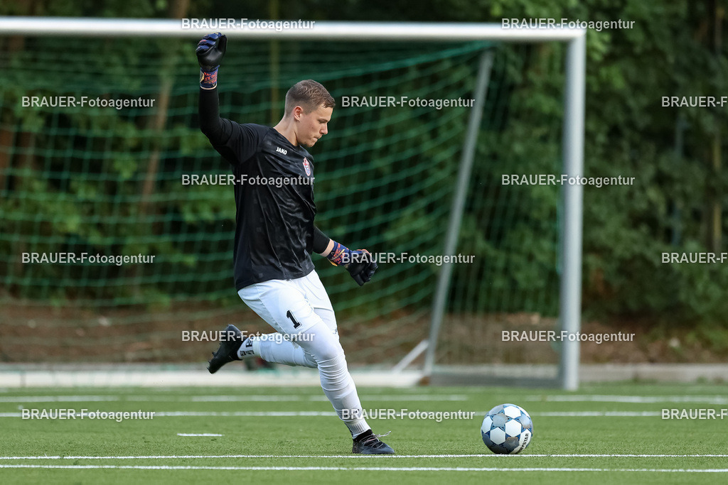 1_KFCWAT_20250723_1160.JPG -  - KFC Uerdingen - SG Wattenscheid 09 - Testspiel | Krefeld, Deutschland, 23.07.25: Torwart Jonas Holzum (KFC Uerdingen) in Aktion, am Ball, Einzelaktion waehrend des Testspiel Spiels zwischen KFC Uerdingen - SG Wattenscheid 09 in der Covestro Sportpark am 23. July 2025 in Krefeld, Deutschland. (Foto von Stefan Brauer/Brauer-Fotoagentur)