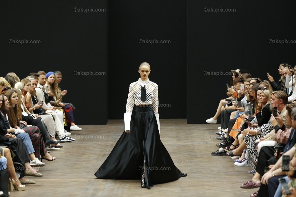 Kilian Kerner auf der  MBFW Spring/Summer 2023 | Mercedes-Benz Fashion Week (MBFW)  Frühling / Sommer 2023 im Hotel Telegraphenamt Berlin in Berlin-Mitte. Die Kollektionen von Kilian Kerner auf der MBFW Spring/Summer 2023. Das Bild zeigt Models mit der Kollektion von Kilian Kerner.