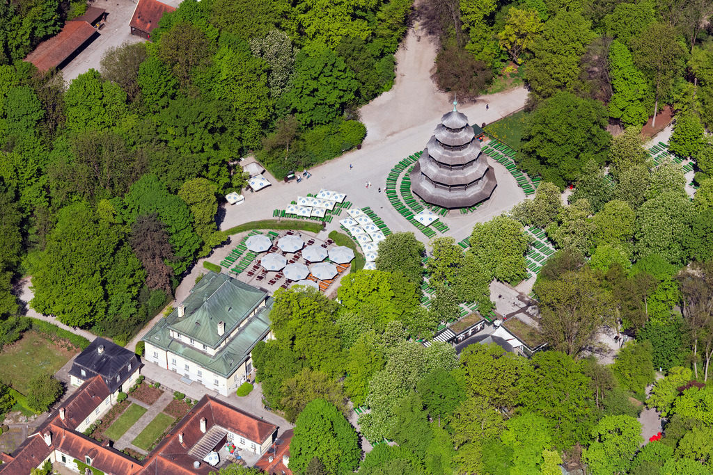 dr__0063726.jpg | MüNCHEN 29.04.2025 Bauwerk der Pagode " Chinesischer Turm " im " Englischen Garten " im Stadtteil Altstadt-Lehel in München im Bundesland Bayern, Deutschland. // Building of the pagoda "Chinesischer Turm" in the "Englischer Garten" in the district Altstadt-Lehel in Munich in the state Bavaria, Germany. Foto: Daniel Reiter