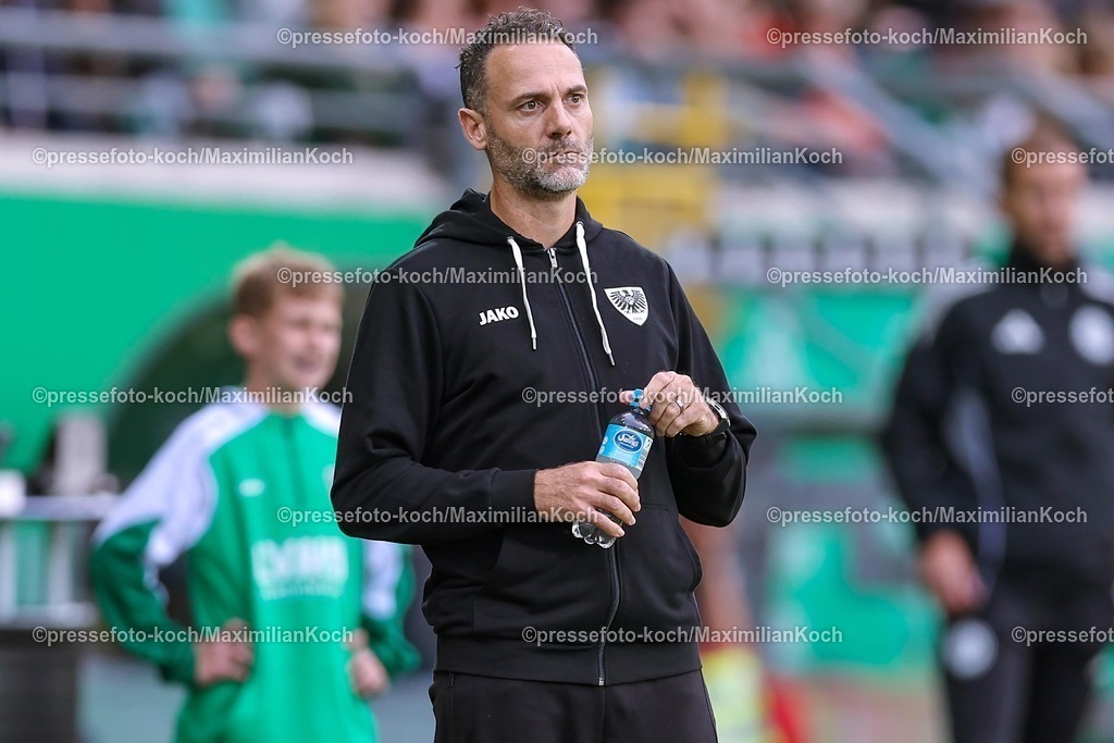PRM22082501115 | 22.08.2025, Fußball, Preußen Münster - 1. FC Nürnberg, 2. Fußball Bundesliga,  Preußenstadion, Saison 2025 2026: Cheftrainer Alexander Ende (Preussen Muenster #hc) am Spielfeldrand  DFB regulations prohibit any use of photographs as image sequences and or quasi-video.