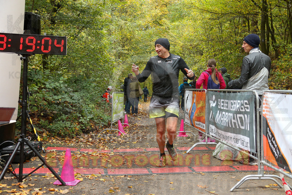 251026_1320_EX1_3238 | Sportfotografie im Rhein-Sieg Kreis, Köln, Bonn, NRW, Rheinland Pfalz, Hessen, etc. Unser Tätigkeitsfeld umfasst den Laufsport vom Volkslauf über den Marathon, Duathlon, Triathon bis zum Ultralauf wie Kölnpfad Ultra oder Schindertrail.