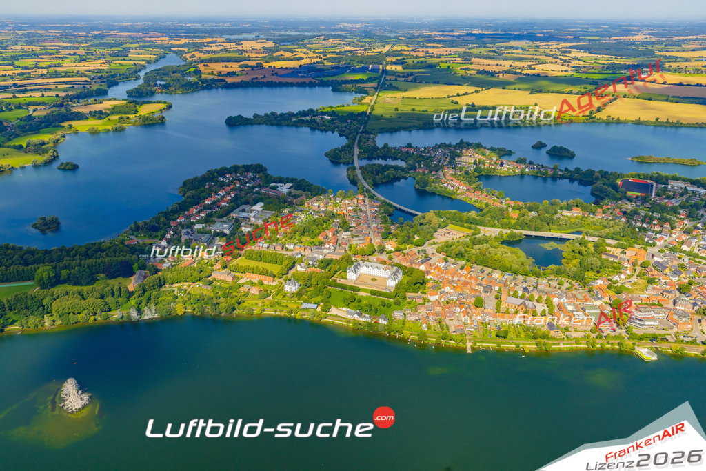 Luftaufnahme der Stadt Plön - Die Luftaufnahme wurde 2025 vom UL-Flugzeug heraus erstellt ( keine Drohne ) - Hochauflösende Luftaufnahme - für professionelle Ausdrucke geeignet. Die Geschenkidee !Hier alle&nbsp;Infos zur Lizenzierung der LuftaufnahmeWir fliegen auch dieses Jahr wieder in Ihre Region um Luftbilder zu erstellen.- Luftbild anfragen