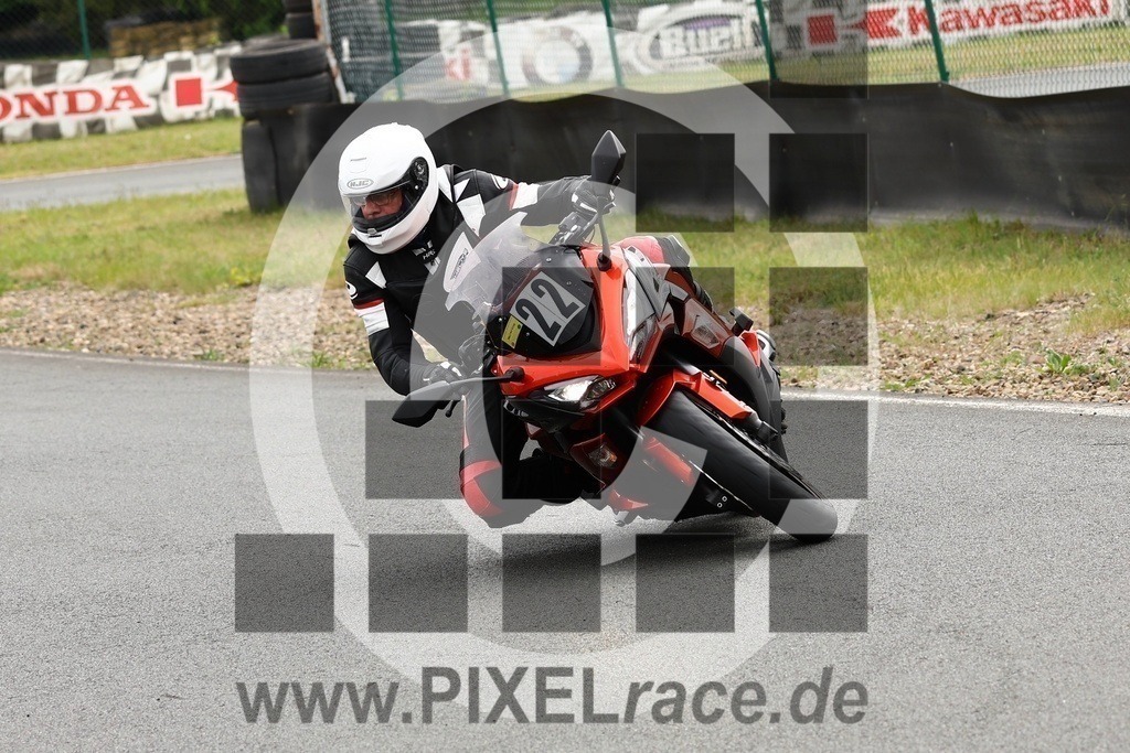 0022-20240504_10857 | Schöne Erinnerungen an spannende Momente - das festzuhalten ist unser Job. PIXELrace.de ist seit 2003 auf den Rennstrecken Europas unterwegs um die Action draußen beim Fahren und die wunderbare Stimmung imm Fahrerlager für euch einzufangen.