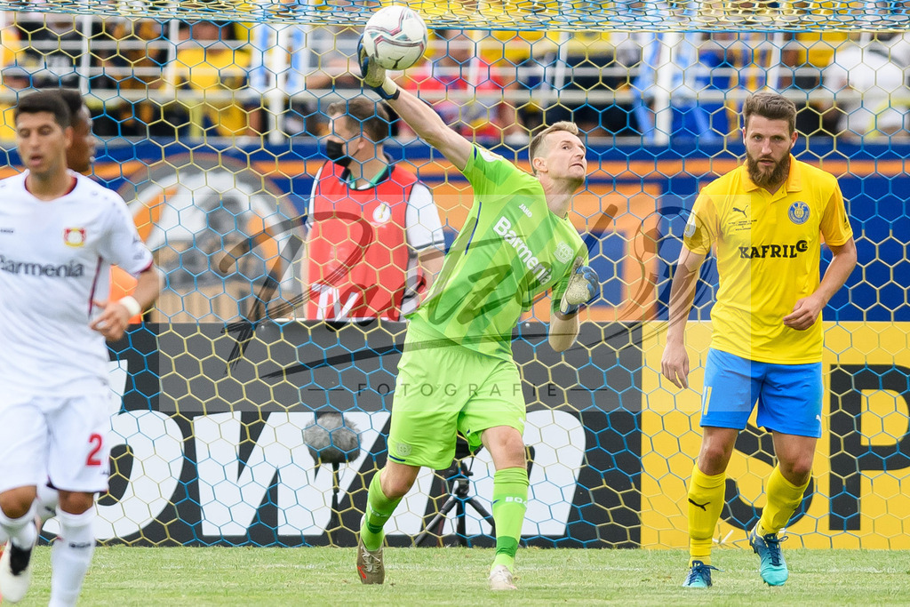 LLELEV20210807_183 | Fussball, Herren: Torwart Lukas Hradecky (Bayer 04 Leverkusen) in Aktion, am Ball, Einzelaktion beim Spiel der 1. Runde im DFB-Pokal zwischen 1. FC Lokomotive Leipzig und Bayer 04 Leverkusen im Bruno-Plache-Stadion am 07.08.2021 in Leipzig, Deutschland.DFB / DFL REGULATIONS PROHIBIT ANY USE OF PHOTOGRAPHS AS IMAGE SEQUENCES AND/OR QUASI-VIDEO. - Realisiert mit Pictrs.com