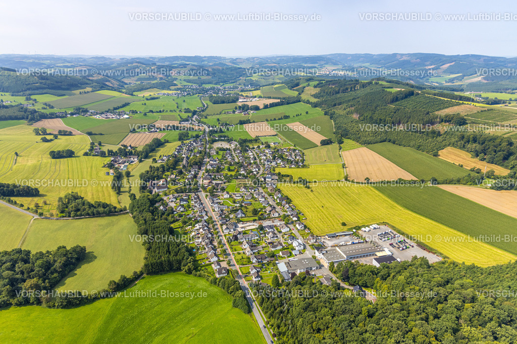 Meschede250807125 | Luftbild, Wohngebiet Ortsansicht Ortsteil Reiste, Wiesen und Felder und Fernsicht mit Hügellandschaft, Reiste, Eslohe, Sauerland, Nordrhein-Westfalen, Deutschland
