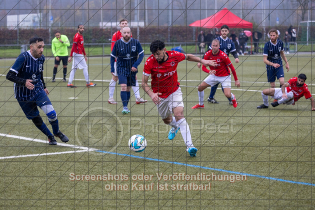 20251109_131522_0242 | #,1.Göppinger SV II (rot) vs. TV Jahn Göppingen II (blau), Fussball, Kreisliga B8, Bezirk Neckar/Fils, 12. Spieltag, Saison 2025/2026, Kunstrasenplatz Süd, Hohenstaufenstraße 116, 73033 Göppingen, 09.11.2025 - 12:30 Uhr,Foto: PhotoPeet-Sportfotografie/Peter Harich