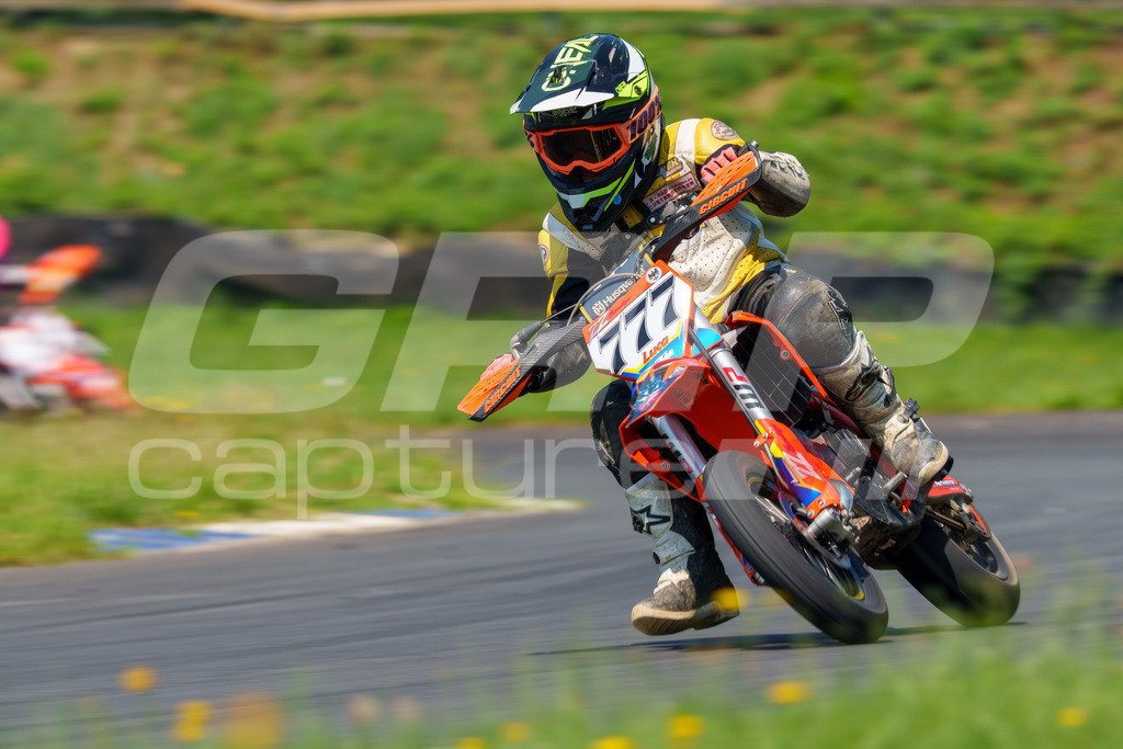 G-Cup + Supermoto Staatsmeisterschaft + Hungarian Supermoto Championship | GRIPcapture steht für authentische Sportfotografie in Österreich – für Momente, die mehr sind als Geschwindigkeit oder Ergebnis. Es geht um Emotion, Spannung, Fokus und den Augenblick, der oft nur einen Wimpernschlag dauert.Ob Motorsport, Teamsport oder 