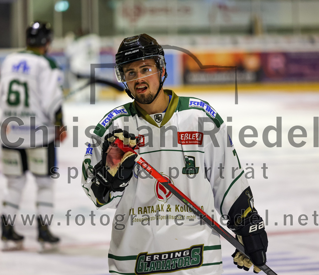 2022-09-09_035_TSV_Erding_gegen_Deggendorfer_SC | Erding, Deutschland, 09.09.2022:
Eishockey, Bayernliga 2022 / 2023, Testspiel, TSV Erding gegen Deggendorfer SC, Endergebnis: 2:5

Leon Abstreiter (Erding Gladiators, #72)

Foto: Christian Riedel / fotografie-riedel.net