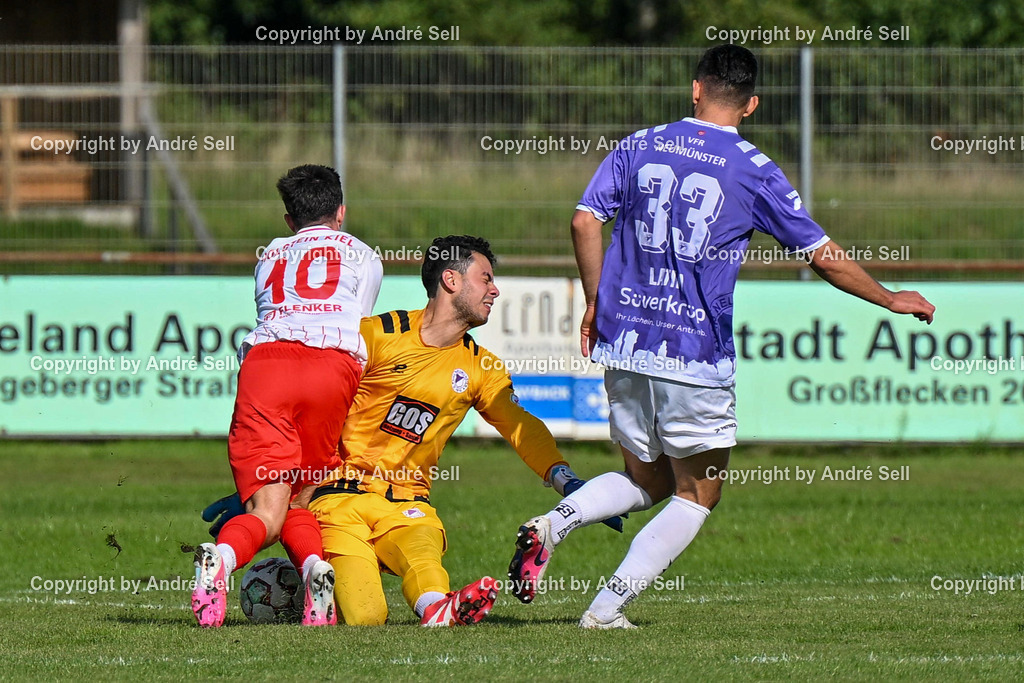 VfR Neumünster vs Holstein Kiel II | José Aguirre Dardon (VfR #27 foult 11m-reif) &amp; Geart Latifi (VfR #33) vs Kjell Knaak (Holstein #10) / Fußball-Oberliga Männer 2026/2027 / VfR Neumünster vs Holstein Kiel II / Grümmi-Arena / Neumünster / 27.09.26 - Realisiert mit Pictrs.com