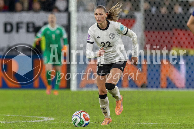 Deutschland vs Frankreich - Halbfinale - UEFA Women's Nations League | Düsseldorf, Deutschland, 24.10.25:   Jule Brand ( Deutschland ) in Aktion am Ball, Einzelaktion waehrend des Halbfinals der UEFA Women's Nations League zwischen Deutschland vs Frankreich in der Merkur-Spiel-Arena(Foto von Brauer-Fotoagentur / Adrian Schlueter)