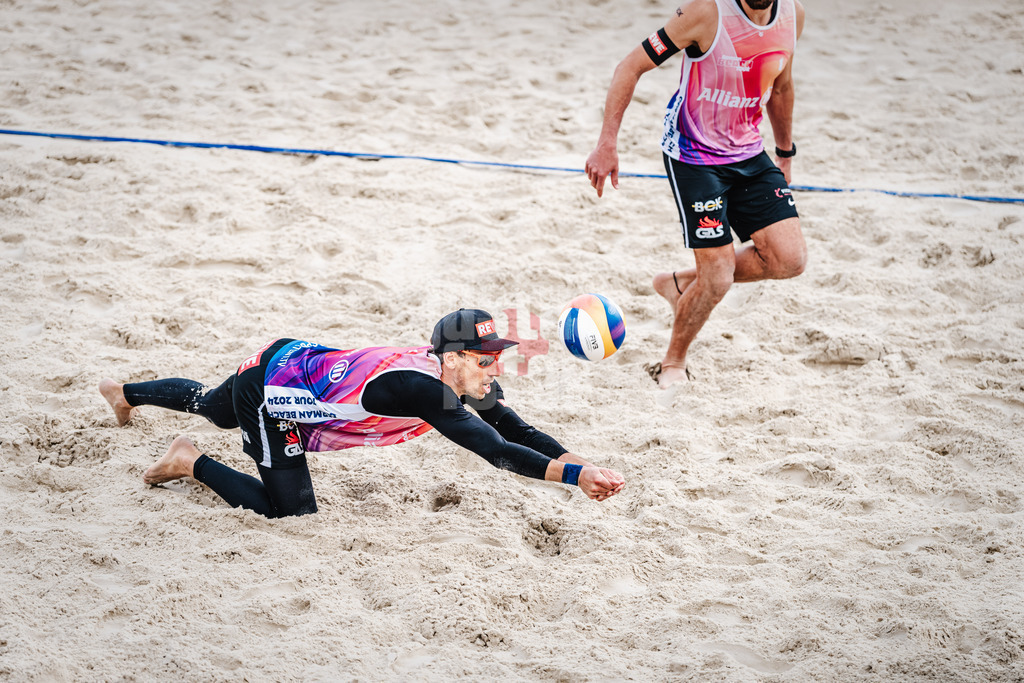 Sportart | Geschlecht | Saison 2022/2023 | Liga | Team1 vs. Team2 | TT.MM.JJJJ | Nejc Zemljak holt sich den Ball