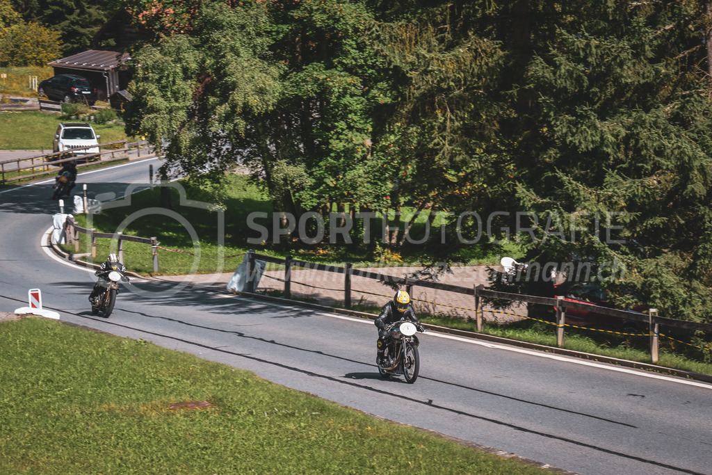 21. Arosa ClassicCar 2025 - 6. =September= 2025 | Das Feld der Motorräder an der Arosa ClassicCar 2025..@arosaclassiccar, @arosa.official, #arosaclassiccar, #arosa, #76curves, #classiccarBild: Sportfotografie Markus Aeschimann | www.markus-aeschimann.ch - Realisiert mit Pictrs.com