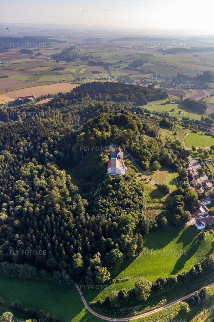 Luftbild: St. Johannes Baptist auf dem Bussen, heiliger Berg Oberschwabens im Ortsteil Offingen in Uttenweiler im Bundesland Baden-Württemberg in Deutschland. Foto: IMG_129231.jpg vom 05.09.2021 durch Werner Riehm/FLY-FOTO.de