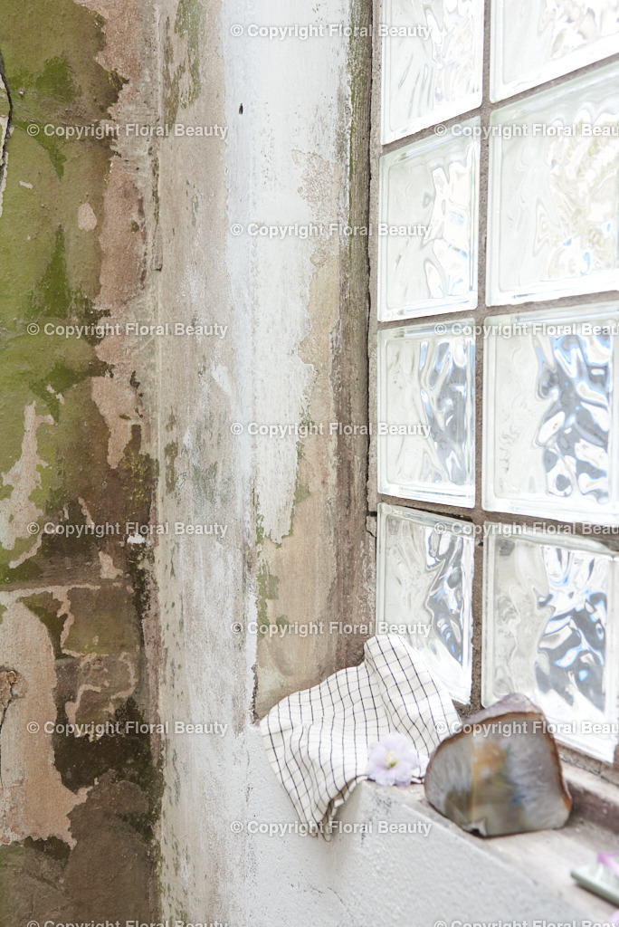 Glasziegelfenster | Shabby Fensterbank mit Freiraum für Text, Motiv zur Wohnungsrenovierung - Realisiert mit Pictrs.com