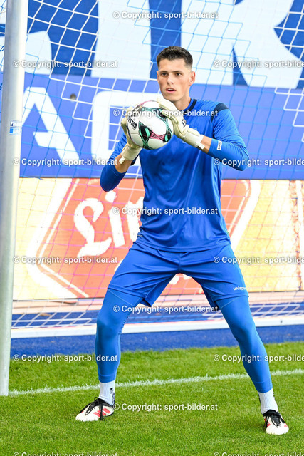AUT, Admiral Bundesliga, TSV Hartberg | 09.08.2025, Hofmann Personal Stadion Linz, AUT, Admiral Bundesliga, FC Blau Weiss Linz vs TSV Hartberg, im Bild Viktor Baier (Blau Weiss Linz) waehrend des Aufwaermens