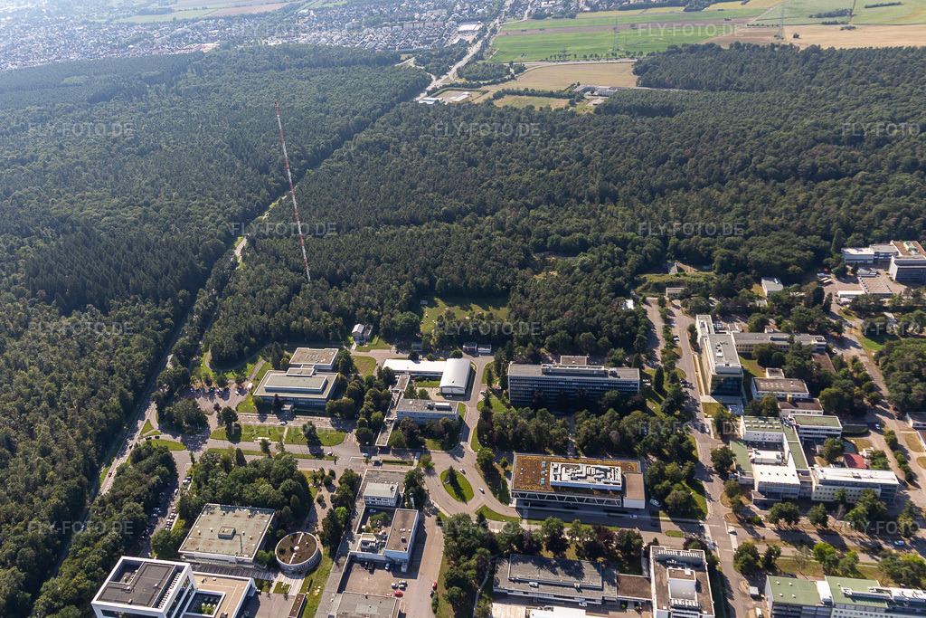 Luftbild: KIT Campus Nord, Büchenauer Straße, ZEISS Innovation Hub @KIT, BBBanke Filiale, Fortbildungszentrum für Technik und Umwelt, Kantine, Verwaltung im Ortsteil Leopoldshafen in Eggenstein-Leopoldshafen im Bundesland Baden-Württemberg in Deutschland. Foto: IMG_128245.jpg vom 12.08.2021 durch Werner Riehm/FLY-FOTO.de