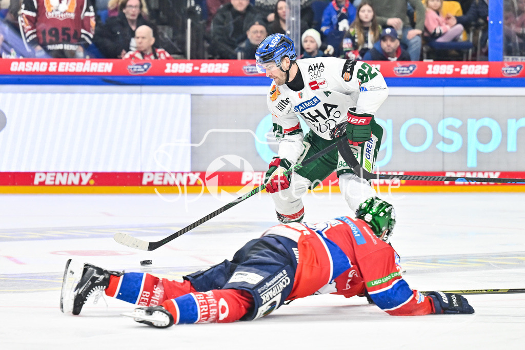 Eisbären Berlin - Augsburger Panther | BERLIN, GERMANY - 04. JANUARY: am Puck Alexandre GRENIER (Augsburger Panther 82) während dem Match zwischen den Eisbären Berlin und den Augsburger Panthern am 36. Spieltag der Penny DEL in der UBER Arena