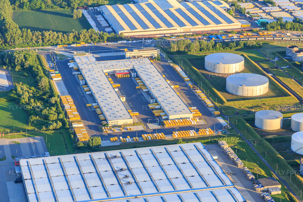 Luftbild: DHL Speyer auf dem Industriegebiet Am Flugplatz in Speyer im Bundesland Rheinland-Pfalz in Deutschland. – Foto: IMG_100892.jpg vom 10.06.2017 durch Werner Riehm/FLY-FOTO.de – Auflösung des Originals: 5472 x 3648 px – DHL Group