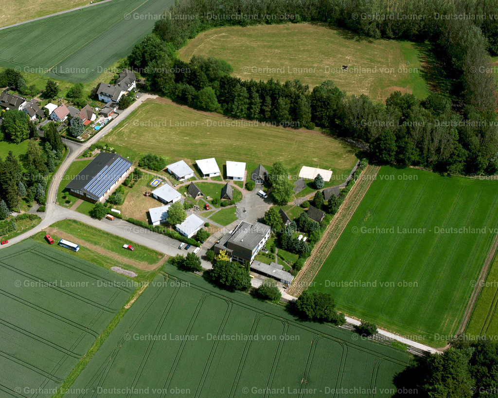 2614791 | FLENSUNGEN 09.06.2006 Gehöft und Bauernhof- Nebengebäude am Rand von landwirtschaftlich genutzten Feldern  in Flensungen im Bundesland Hessen, Deutschland // Homestead and farm outbuildings on the edge of agricultural fields  in Flensungen in the state Hesse, Germany Foto: Gerhard Launer