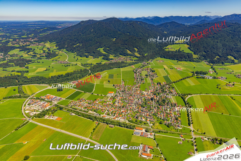 Aktuelles Luftbild von  Bichl - Die Luftaufnahme wurde 2022 mittels UL-Flugzeug erstellt ( keine Drohne ) - hochauflösende Kamera-Systeme von  Canon -Beste Qualität - Für grossformatige Ausdrucke geeignet. Die Geschenkidee !