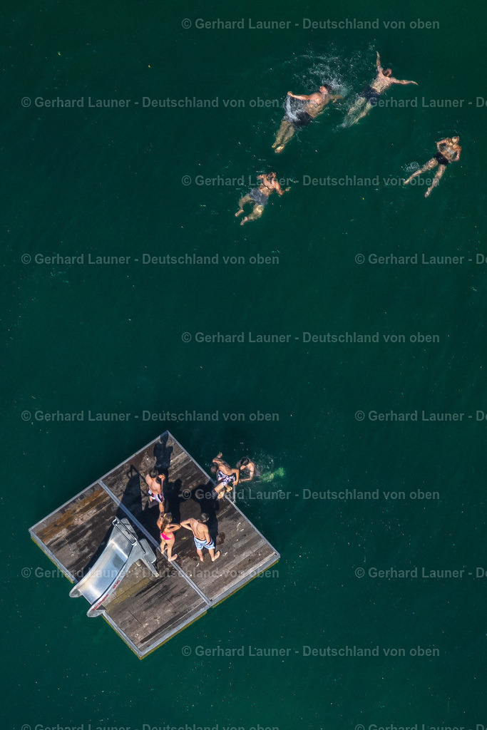 4046029 | ERFURT 14.06.2021 Badegäste suchen sommerliche Abkühlung am Uferbereich des See "Nordstrand" auf einer Badeinsel in Erfurt im Bundesland Thüringen, Deutschland. // Bathers look to cool off in summer on the banks of the lake "Nordstrand" on a bathing island in Erfurt in the state Thuringia, Germany. Foto: Gerhard Launer