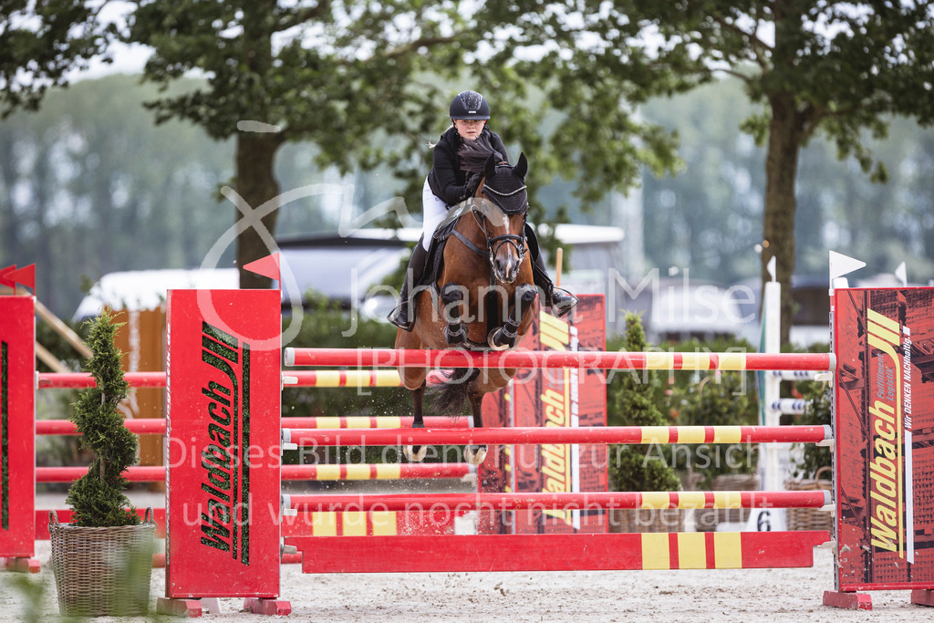 240616_Lemwerder_M2-Springen-516 | Deine schönsten Turniermomente als professionelle Fotos! Entdecke hochwertige Pferdesport-Fotografie im Online-Shop. Jetzt Fotos finden & bestellen!