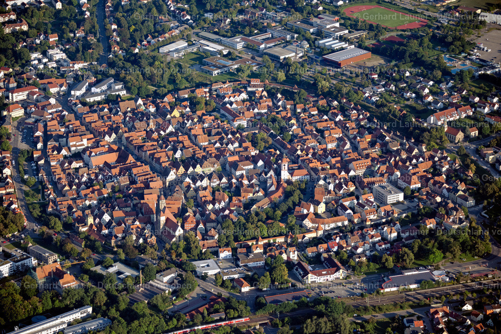 4050999 | WEIßENBURG IN BAYERN 03.09.2021 Stadtgebiet mit Außenbezirken und Innenstadtbereich in Weißenburg in Bayern im Bundesland Bayern, Deutschland. // City area with outside districts and inner city area in Weissenburg in Bayern in the state Bavaria, Germany. Foto: Gerhard Launer