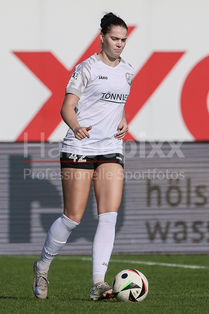 Fussball, 2. Frauen-Bundesliga, SV Meppen - FSV Gütersloh 2009 | v.li.: Chiara Tappe (FSV Gütersloh 2009, 42) am Ball, Freisteller, Einzelbild, Ganzkörper, Aktion, Action, Spielszene, DIE DFB-RICHTLINIEN UNTERSAGEN JEGLICHE NUTZUNG VON FOTOS ALS SEQUENZBILDER UND/ODER VIDEOÄHNLICHE FOTOSTRECKEN. DFB REGULATIONS PROHIBIT ANY USE OF PHOTOGRAPHS AS IMAGE SEQUENCES AND/OR QUASI-VIDEO.