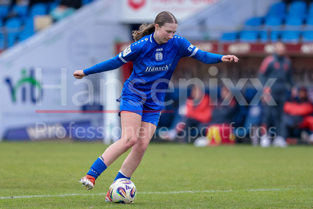 Fussball, 2. Frauen-Bundesliga, SV Meppen - FC Bayern München II | Laura Bröring (SV Meppen, 6) am Ball, Freisteller, Einzelbild, Ganzkörper, Aktion, Action, Spielszene, DIE DFB-RICHTLINIEN UNTERSAGEN JEGLICHE NUTZUNG VON FOTOS ALS SEQUENZBILDER UND/ODER VIDEOÄHNLICHE FOTOSTRECKEN. DFB REGULATIONS PROHIBIT ANY USE OF PHOTOGRAPHS AS IMAGE SEQUENCES AND/OR QUASI-VIDEO.