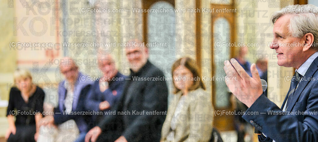 ALP6521_TdBerufsfotografie_Diskussion KI_Aurednik Michael | (C)FotoLois.com, Alois Spandl, Tage der NÖ Berufsfotografie in Baden, Posiumsdiskussion um die Künstliche Inteligenz in der Fotografie im Arnulf Rainer Museum Baden mit Gisela Kayser (Kuratorin und ehemalige künstlerische Leiterin und GF des Freundeskreis Willy-Brandt-Haus Berlin) Peter-Matthias Gaede (Journalist, ehem. Chefredakteur GEO), Michael Schnabl (Berufsfotograf in Graz, KI-Künstler), Christoph Künne (Docma), Michaela Habinger (Berufsfotografin NÖ), Michael Aurednik (Rechtsanwalt der NÖ Berufsfotografie), Christian Schörg (Landesinnungsmeister NÖ), Fr 6. Oktober 2023.