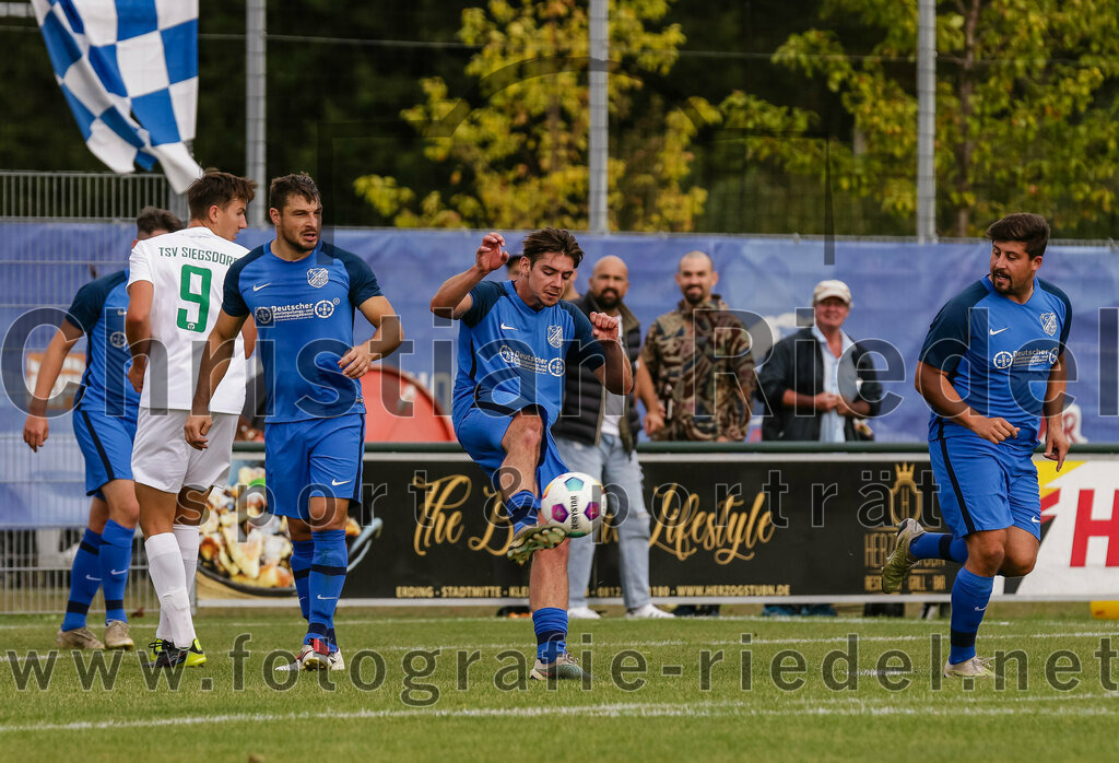 2023-10-14_064_FC_Langengeisling_gegen_TSV_Siegsdorf | Erding, Deutschland, 14.10.2023:
Fußball, Bezirksliga Oberbayern Ost 2023 / 2024, 13. Spieltag, FC Langengeisling gegen TSV Siegsdorf, Endergebnis: 3:0

Andreas Buchberger (FC Langengeisling, #5), Maximilian Birnbeck (FC Langengeisling, #27), Florian Rupprecht (FC Langengeisling, #11)

Foto: Christian Riedel / fotografie-riedel.net