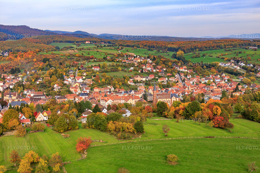 Vue aérienne: Vue de la ville depuis le sud-ouest à Niederbronn-les-Bains dans le département Bas Rhin, France – .Photo: IMG_084748.jpg prise le 24/10/2015 par Werner Riehm/FLY-FOTO.eu – Résolution de l'original: 5472 x 3648 px