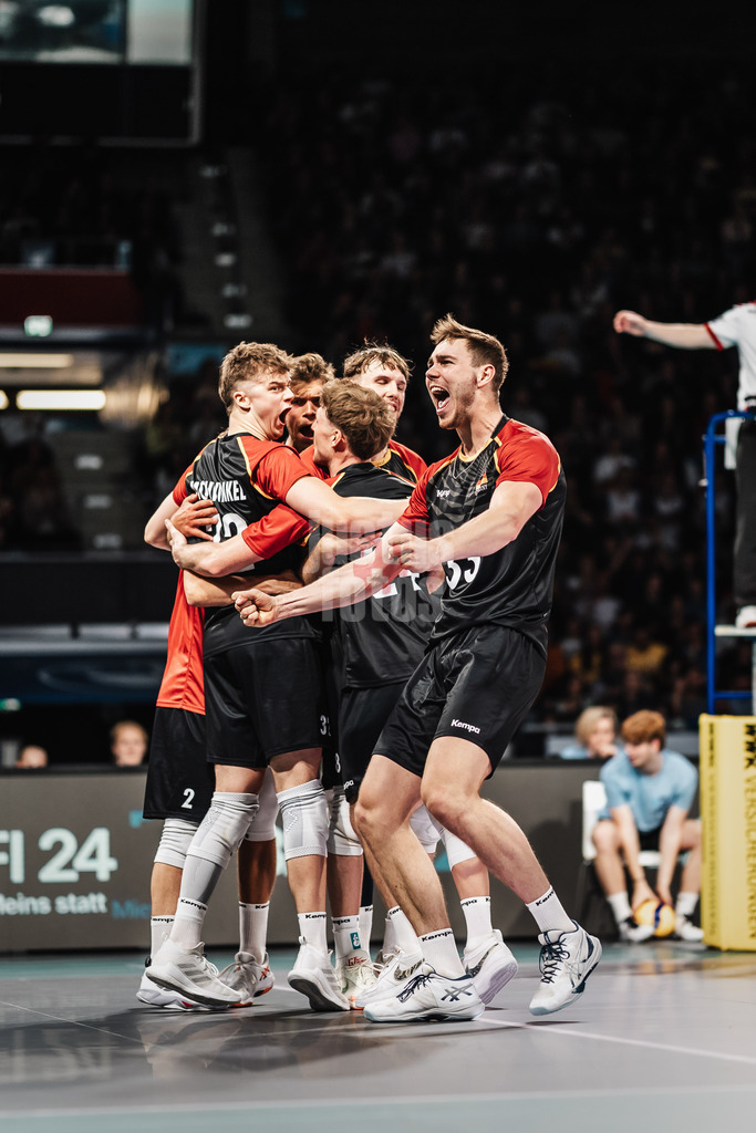Volleyball | Männer | Testspiel | Deutschland vs. Italien | 26.05.2025 | Deutschland jubelt, v.l. Theo Mohwinkel (#32, Deutschland) Erik Röhrs (#19, Deutschland) Eric Burggräf (#24, Deutschland) Filip John (#8, Deutschland) und Simon Torwie (#33, Deutschland)