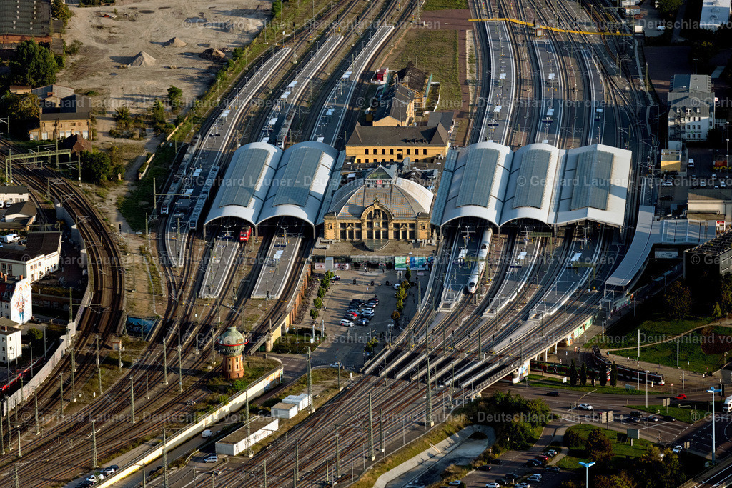 4062496 | HALLE (SAALE) 08.09.2021 Gleisverlauf und Gebäude des Hauptbahnhofes der Deutschen Bahn in Halle (Saale) am Hans-Dietrich-Genscher-Platz im Bundesland Sachsen-Anhalt, Deutschland. Weiterführende Informationen bei: DB Netz AG,  DB Regio AG,  DB Station &amp; Service AG,  Deutsche Bahn AG,  Hentschke Bau GmbH,  RKW Architektur + Rhode Kellermann Wawrowsky GmbH. // Track progress and building of the main station of the railway in Halle (Saale) in the state Saxony-Anhalt, Germany. Further information at: DB Netz AG,  DB Regio AG,  DB Station &amp; Service AG,  Deutsche Bahn AG,  Hentschke Bau GmbH,  RKW Architektur + Rhode Kellermann Wawrowsky GmbH. Foto: Gerhard Launer