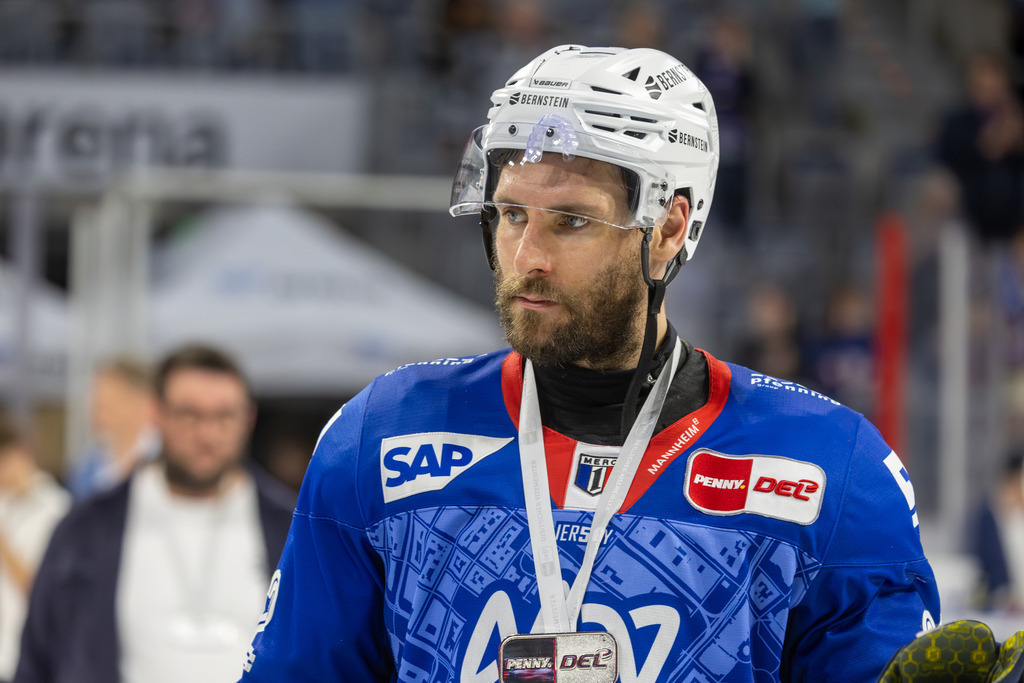 DEL, Deutsche Eishockey Liga Saison 2025/26, Playoff-Finale, Spiel 5: Adler Mannheim gegen Eisbären Berlin | DEL, Deutsche Eishockey Liga Saison 2025/26, Playoff-Finale, Spiel 5: Adler Mannheim gegen Eisbären Berlin***Matthias Plachta (22, Mannheim) nach Spielende - Realisiert mit Pictrs.com