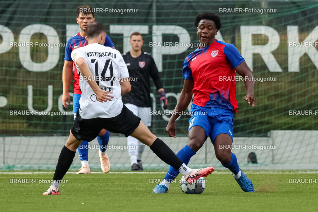 1_KFCWAT_20250723_0063.JPG -  - KFC Uerdingen - SG Wattenscheid 09 - Testspiel | Krefeld, Deutschland, 23.07.25: Mike Lewicki (SG Wattenscheid 09) und Yaya Issa Atcha (KFC Uerdingen) im Kampf um den Ball waehrend des Testspiel Spiels zwischen KFC Uerdingen - SG Wattenscheid 09 in der Covestro Sportpark am 23. July 2025 in Krefeld, Deutschland. (Foto von Stefan Brauer/Brauer-Fotoagentur)
