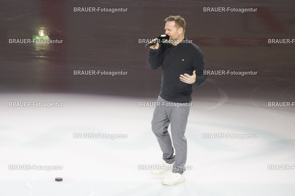02.11.2025: DEL2  Krefeld Pinguine - Eispiraten Crimmitschau | Krefeld, Deutschland, 02.11.2025: Stadionsprecher Kristian-Peters Lach während des DEL2-Spiels zwischen Krefeld Pinguine - Eispiraten Crimmitschau am 02.11. 2025 in der Yayla-Arena in Krefeld, Deutschland. (Foto Ralph Görtz / Brauer-Fotoagentur)