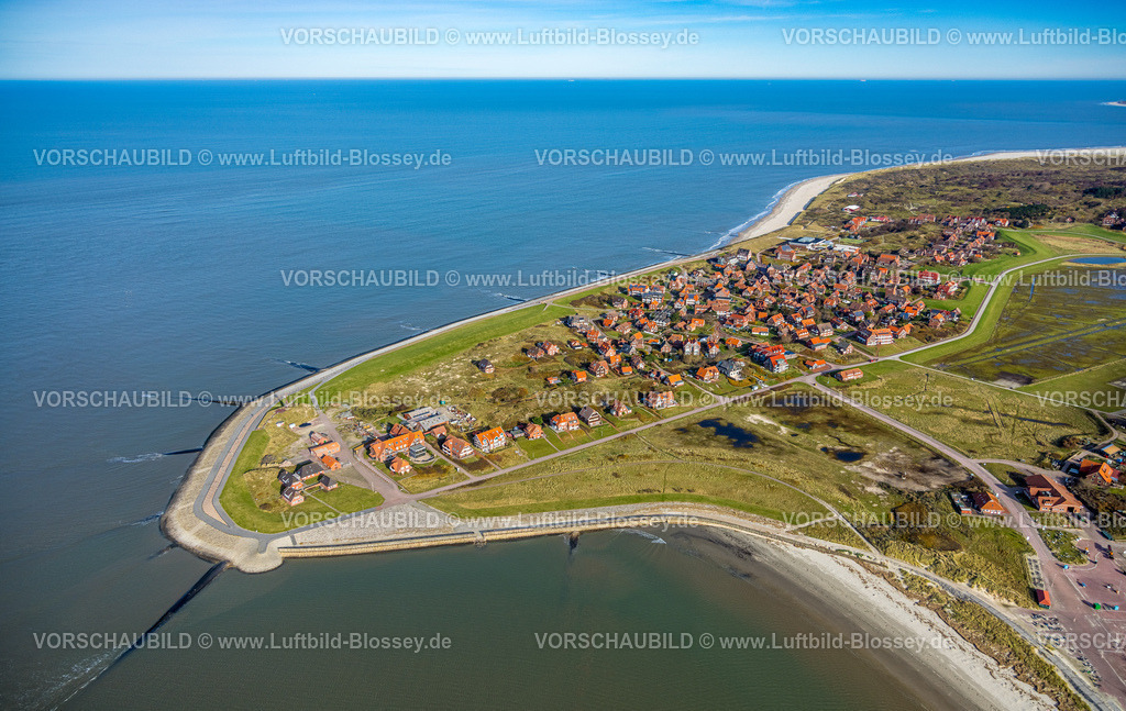 Aurich251105243Baltrum | Luftbild, westlicher Teil der Ostfriesischen Insel Baltrum mit Buhnen, Wohngebiet Westdorf und Wiesenfläche, Fernsicht und blauer Himmel mit Horizont, Baltrum, Norddeutschland, Ostfriesland, Niedersachsen, Deutschland