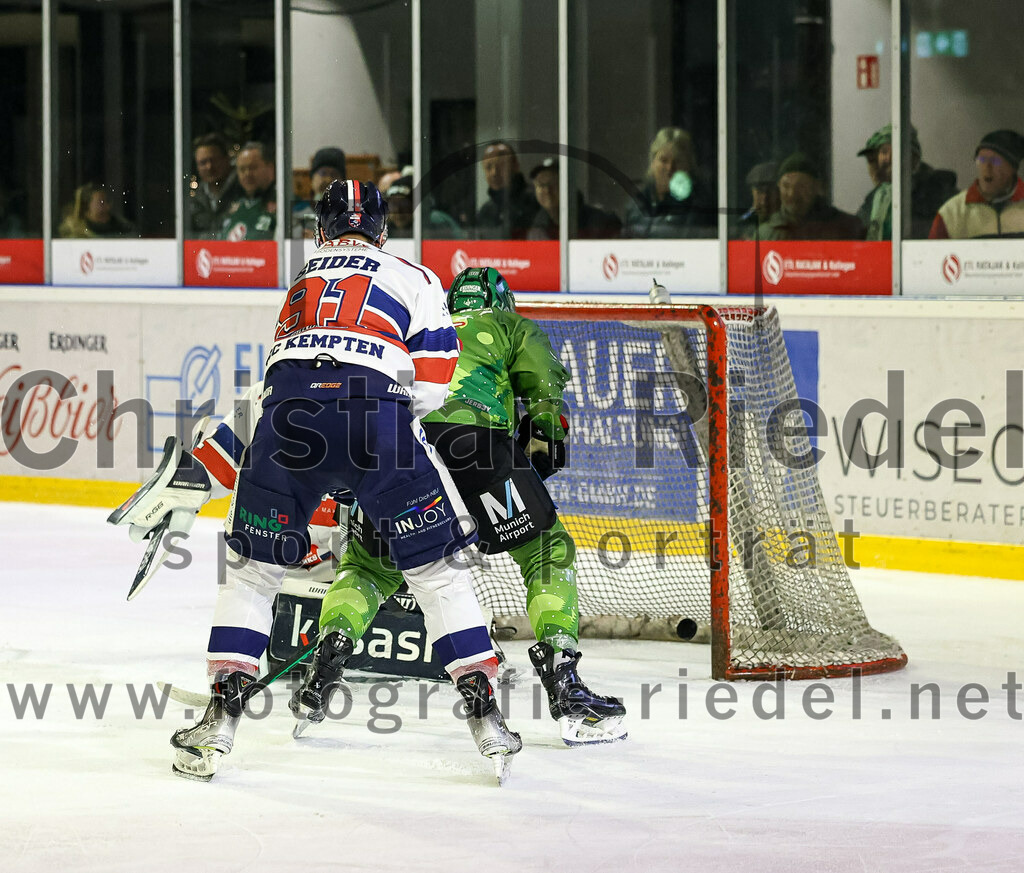 2023-12-17_101_TSV_Erding_gegen_ESC_Kempten | Erding, Deutschland, 17.12.2023:
Eishockey, Bayernliga Vorrunde 2023 / 2024, 18. Spieltag, TSV Erding gegen ESC Kempten, Endergebnis: 5:1

Mauro Seider (ESC Kempten, #91)

Foto: Christian Riedel / fotografie-riedel.net