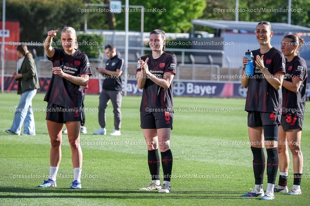 xsscx26042601043 | 26.04.2026, xsscx, Frauen Fussball, Bayer 04 Leverkusen - SC Freiburg, 1. Fussball Bundesliga, 23. Spieltag, Ulrich-Haberland-Stadion, Saison 2025 2026: Die Mannschaft von Bayer 04 Leverkusen mit Cornelia Kramer (Bayer Leverkusen #07), Claudia Wenger (Bayer Leverkusen #05),  Selina Ostermeier (Bayer Leverkusen #02), Carlotta Wamser (Bayer Leverkusen #37) feiern ihren Sieg gegen den SC Freiburg mit den Fans DFB regulations prohibit any use of photographs as image sequences and or quasi-video. Photo: xSandraxScherningxPressefotoKochx