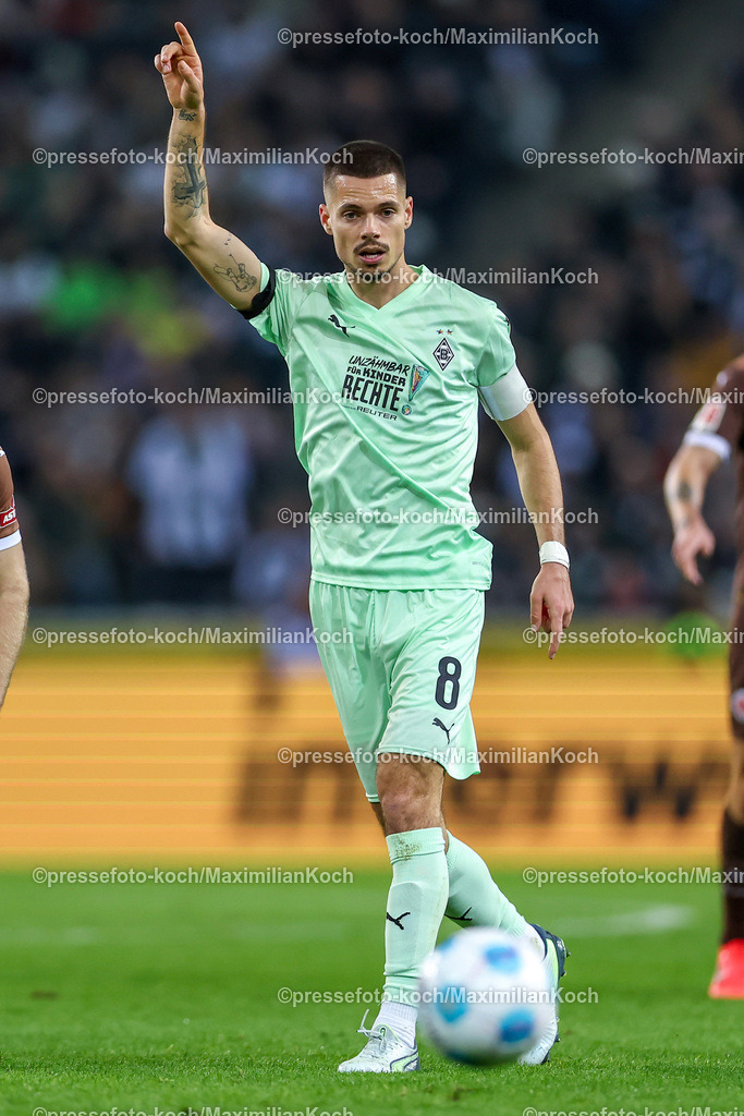 BMG24112401057 | 24.11.2024, Fußball, Borussia Mönchengladbach - FC St. Pauli, 1. Fußball Bundesliga, Borussia-Park, Saison 2024 2025: Julian Weigl (Mönchengl. #8) gestikulierendDFB regulations prohibit any use of photographs as image sequences and or quasi-video.