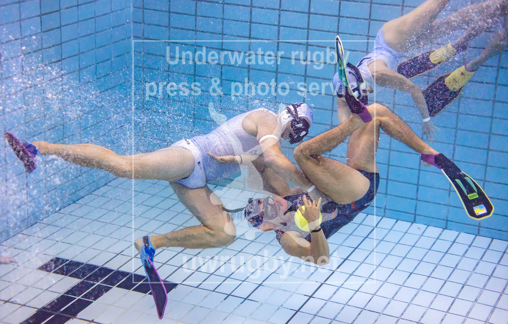 GER, Hammerheads (USA) vs. SDK Malmö Triton  (Schweden), Herren, Unterwasser-Rugby, Champions Cup 2024,  24.11.2024 | Giancarlo Castro (Hammerheads, #08) wird von Andreas Bergenholtz (Malmö, #04) abgefangen. - Realisiert mit Pictrs.com